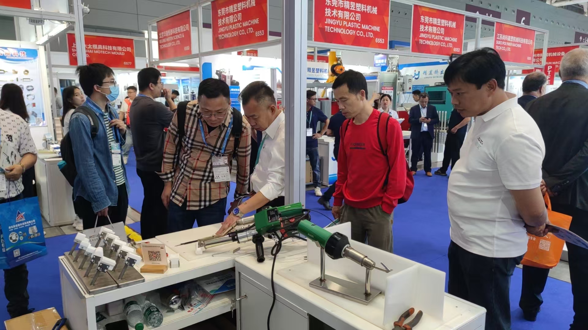 首日盛況直擊 |? 萊斯特精彩亮相CHINAPLAS 2025 國際橡塑展